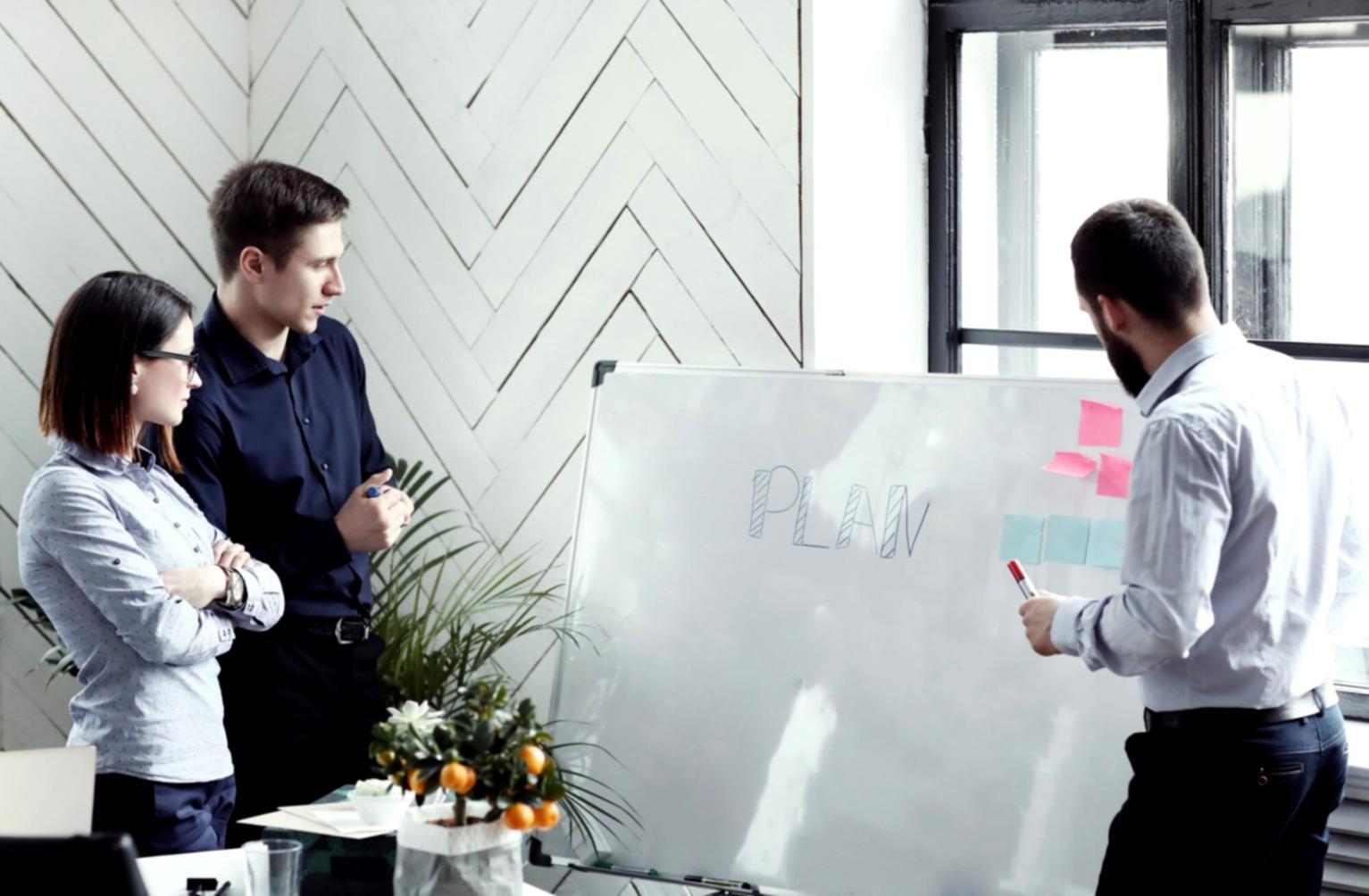 Equipo de profesionales analizando datos financieros en arueveroltium